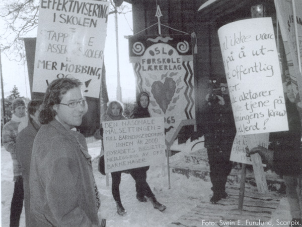 Dette m&oslash;tet skulle v&aelig;rt i et klasserom isteden, s&aring; hadde de sett hvordan det var, mente en av demonstrantene fra Kvinner p&aring; tvers som mottok finanskomiteen i Oslo med fattigslige filleryer i desember 1996. Henning Holstad (Frp) slo av en kort prat.