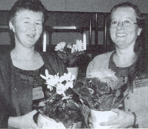 Liv Kv&aelig;rn&oslash; og S&oslash;lvi Sl&oslash;rdahl i arbeidsgruppa med Kvinner p&aring; tvers sine frodige blomsterpotter til innlederne (1997).