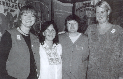 Eva-Ma Holmen (f.v), Janne Olsen, Siri Jensen og Annette Nielsen, alle aktive i arbeidsgruppa, til fotografering p&aring; konferansen i 1996.