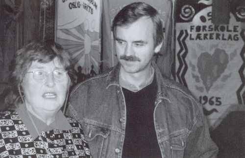 Berit &Aring;s snakker om de 477 milliard&aelig;rene som eier mer enn den fattigste halvparten av jordas befolkning. Roar Eilertsen fra DeFacto f&oslash;lger interessert med. (1997)