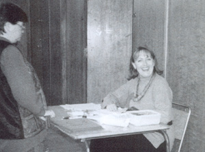 Unni Hembre tar imot i innsjekkingen p&aring; konferansen i 1996.